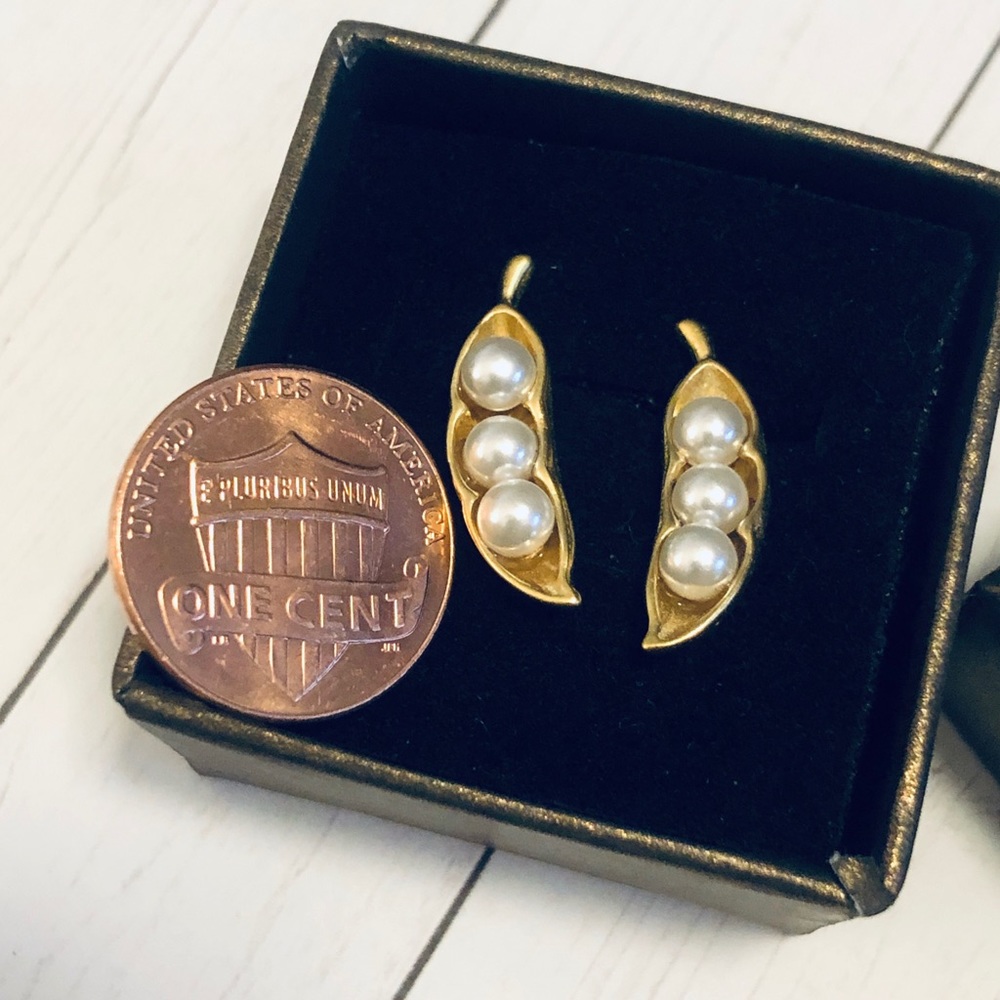 Gold and Pearl “3 Peas In A Pod” Post Earrings NEW